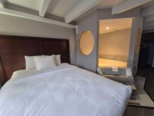Quality Inn Battle Creek - image 17
