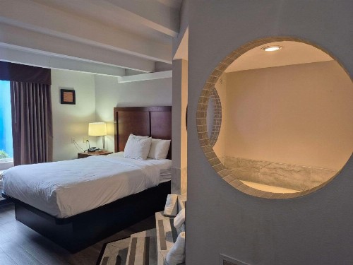 Quality Inn Battle Creek - image 19