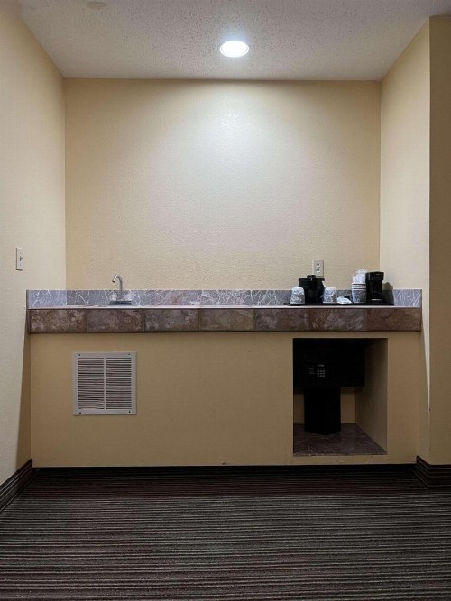 Quality Inn Battle Creek - image 28