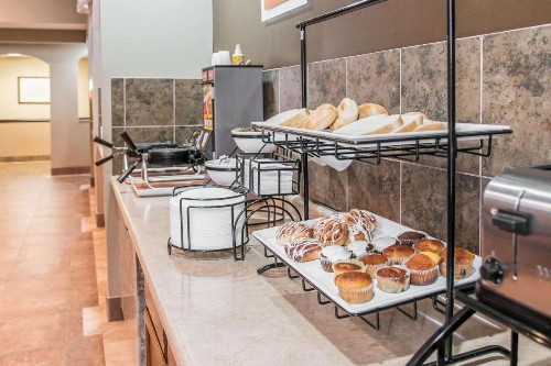 Quality Inn Battle Creek - image 35