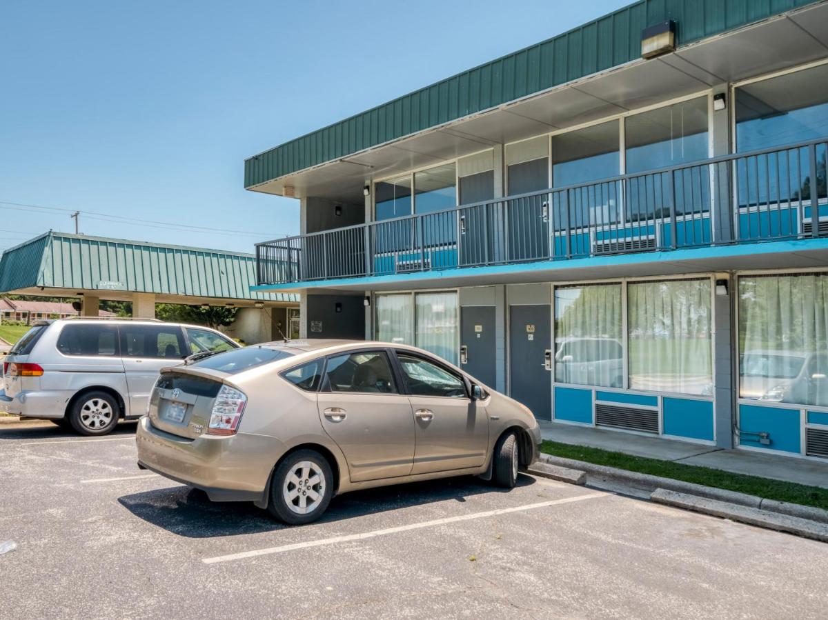 OYO Hotel Battleboro - image 2