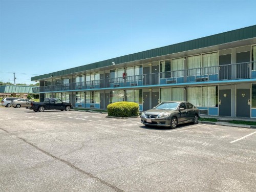 OYO Hotel Battleboro - image 3