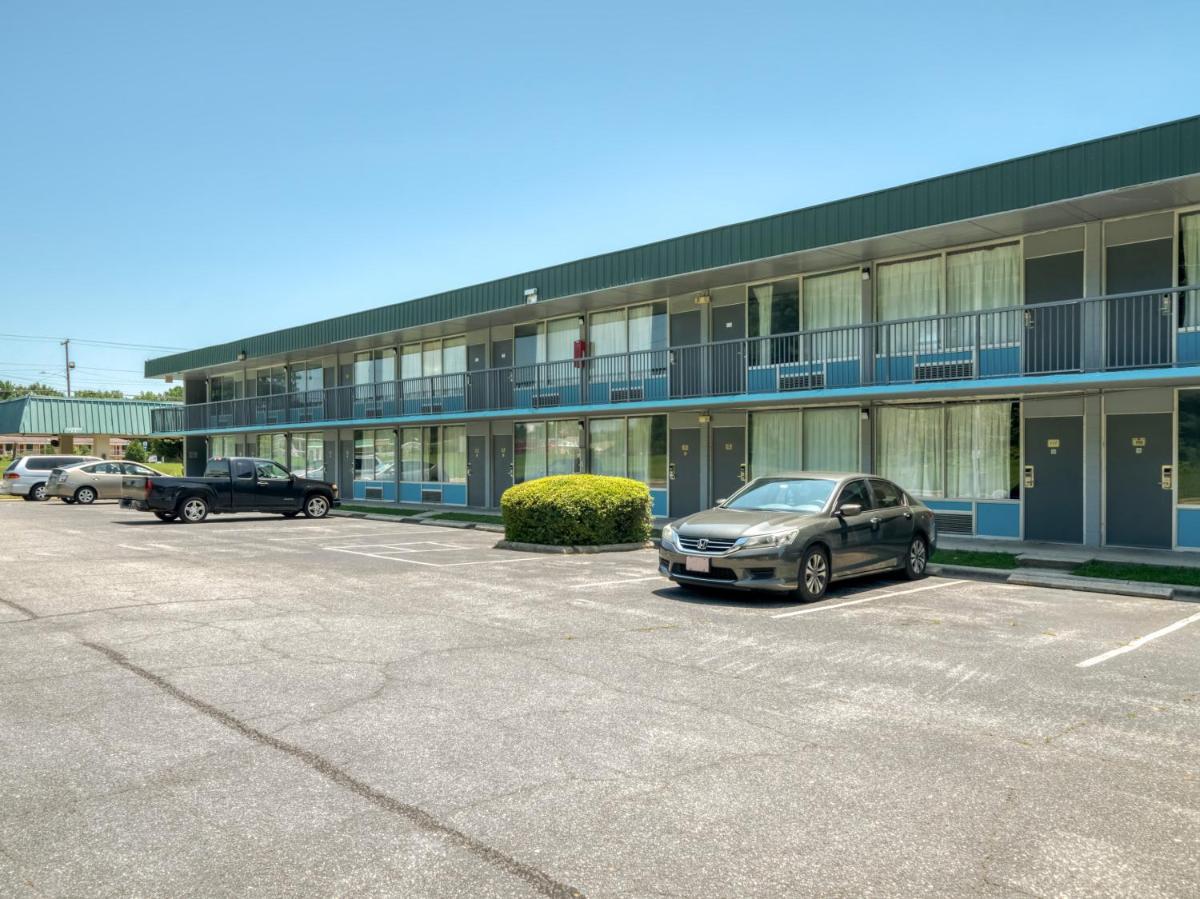 OYO Hotel Battleboro - image 3