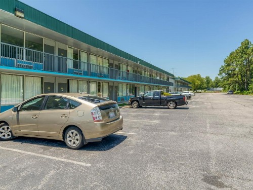 OYO Hotel Battleboro - image 5