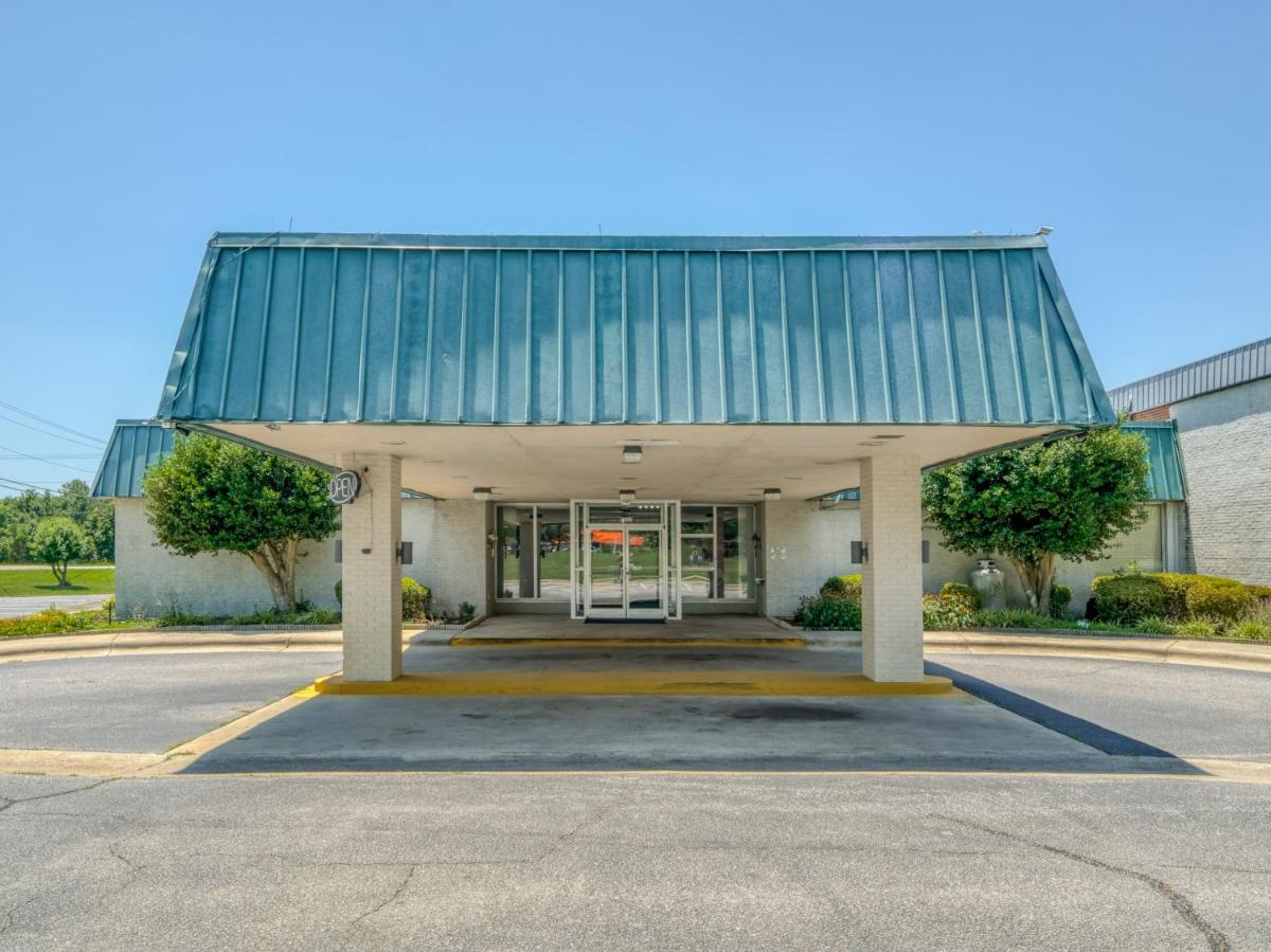 OYO Hotel Battleboro - image 6