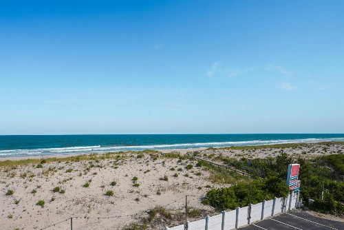 Spray Beach Hotel - image 17