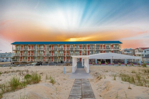 Spray Beach Hotel - image 7