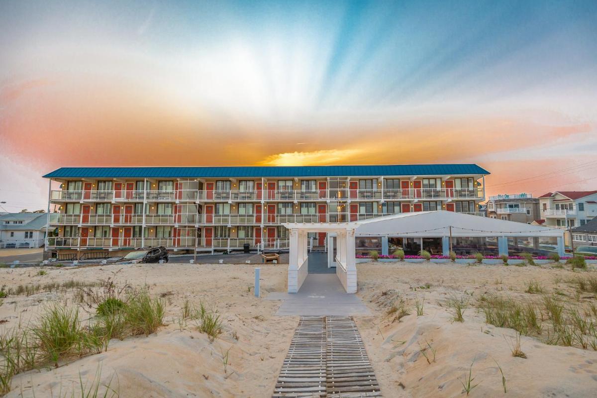 Spray Beach Hotel - image 7