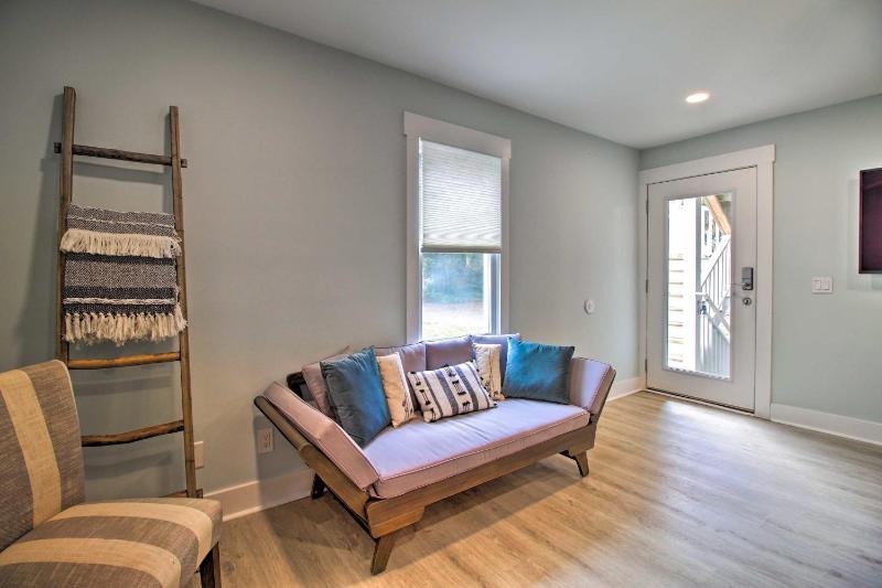 NEW! Renovated 2 Bed 2 Bath Apartment Downtown - main image