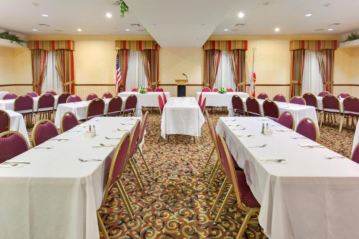 Holiday Inn Express Hotel & Suites Beaumont - Oak Valley an IHG Hotel - image 2