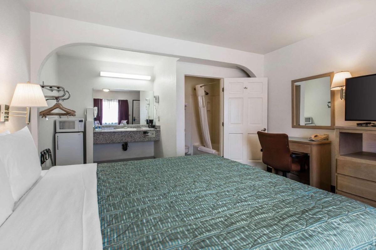 Rodeway Inn Beaumont - image 2
