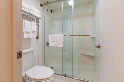 Rodeway Inn - image 31