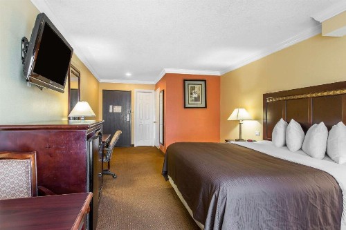 Quality Inn & Suites Bell Gardens-Los Angeles - image 11