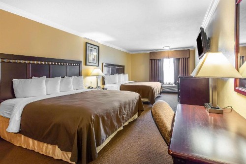 Quality Inn & Suites Bell Gardens-Los Angeles - image 12
