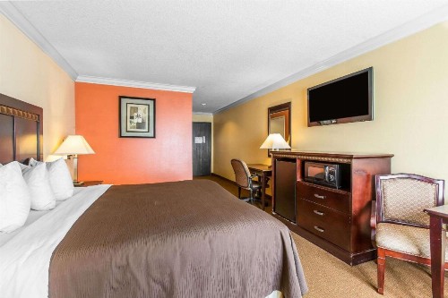 Quality Inn & Suites Bell Gardens-Los Angeles - image 14