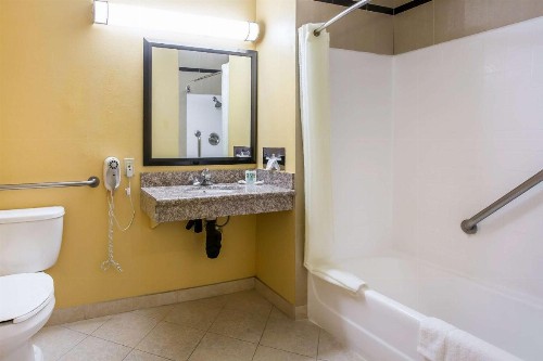 Quality Inn & Suites Bell Gardens-Los Angeles - image 26
