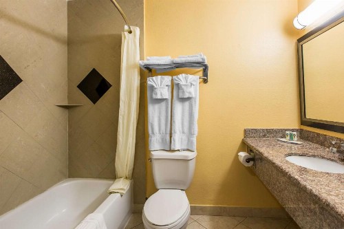 Quality Inn & Suites Bell Gardens-Los Angeles - image 27