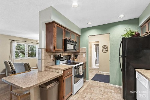Wooded Quiet Cottage Very close to the Back 40 - image 12