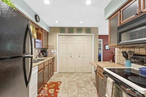 Wooded Quiet Cottage Very close to the Back 40 - image 13