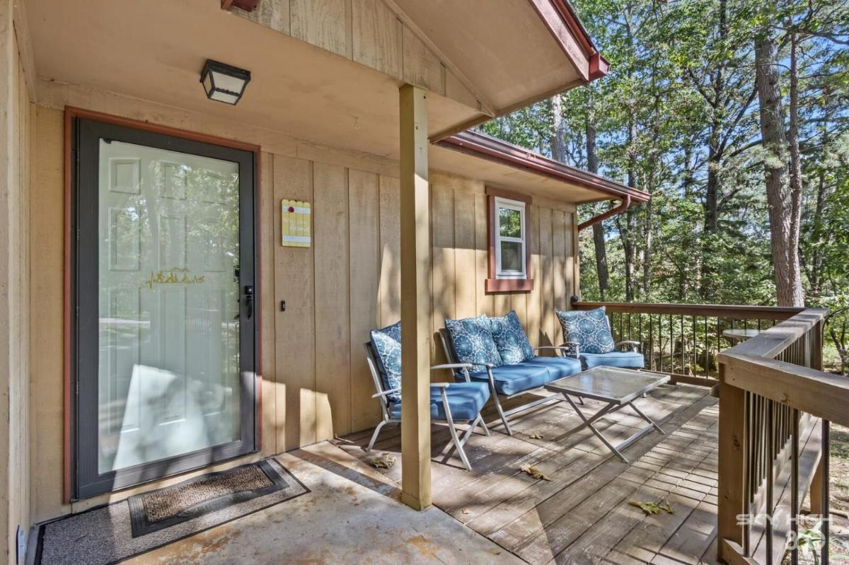 Wooded Quiet Cottage Very close to the Back 40 - image 3