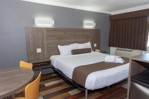 Value Inn Bellflower - image 29