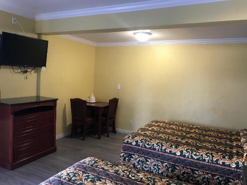 Colony Inn Motel - image 11