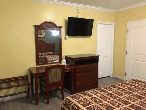 Colony Inn Motel - image 4