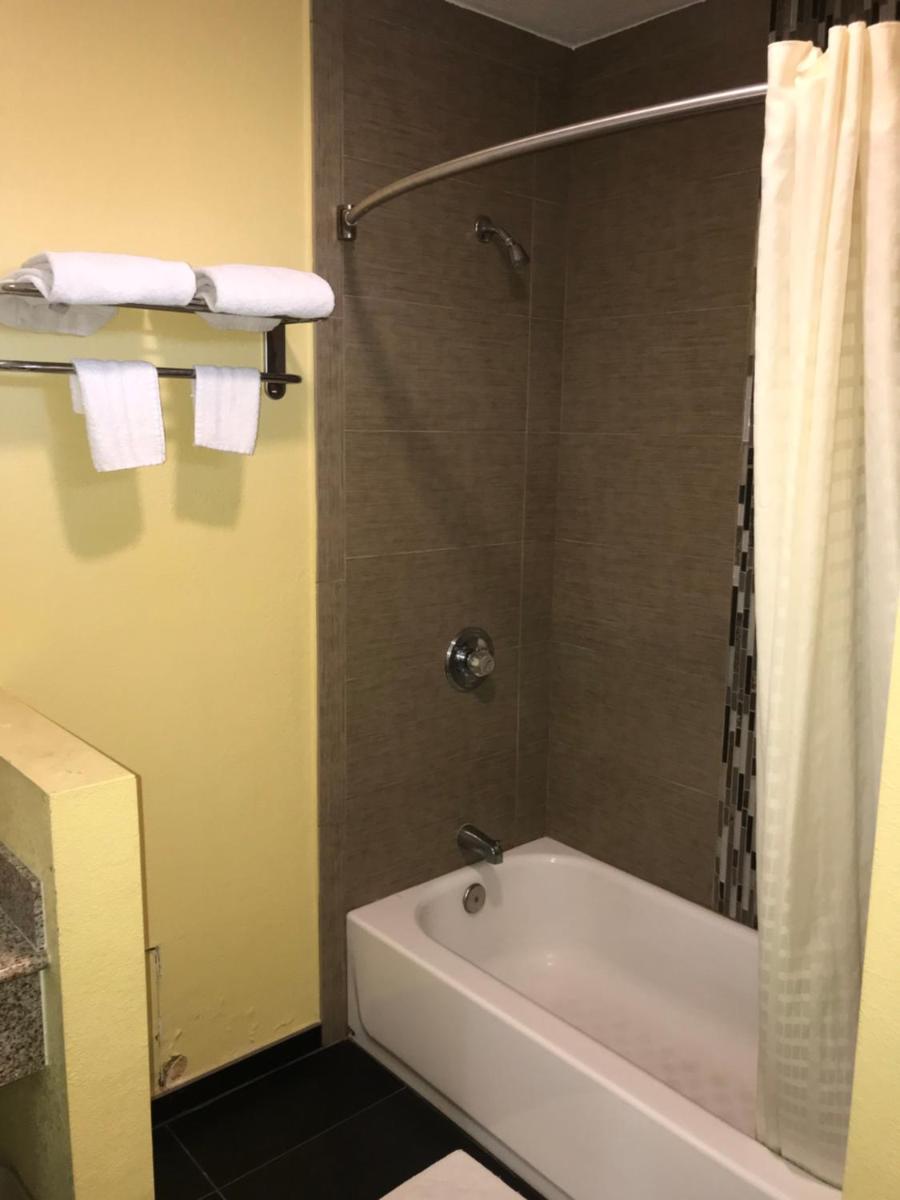 Colony Inn Motel - image 7
