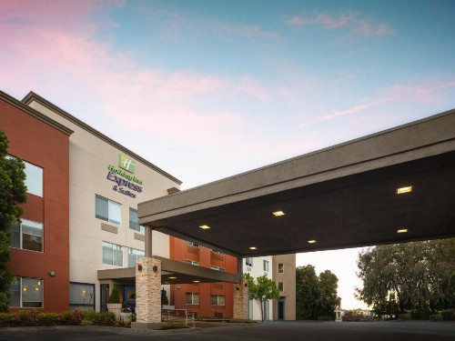 Holiday Inn Express Hotel & Suites Belmont an IHG Hotel - image 10