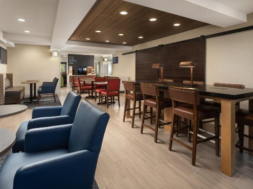 Holiday Inn Express Hotel & Suites Belmont an IHG Hotel - image 22