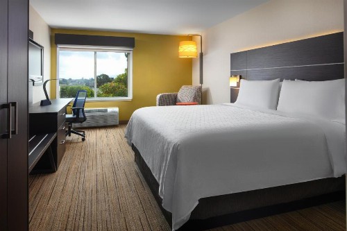 Holiday Inn Express Hotel & Suites Belmont an IHG Hotel - image 27