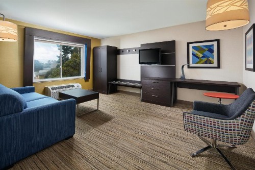 Holiday Inn Express Hotel & Suites Belmont an IHG Hotel - image 4