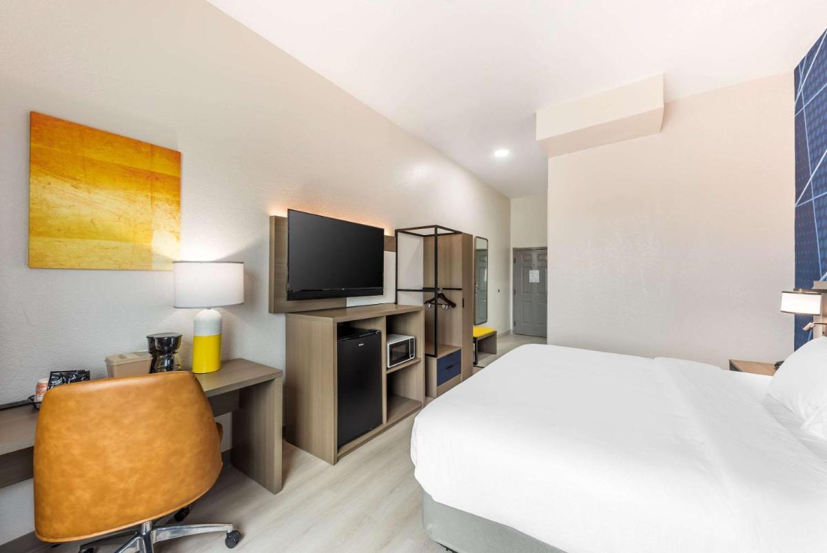 Expo Inn and Suites - image 4