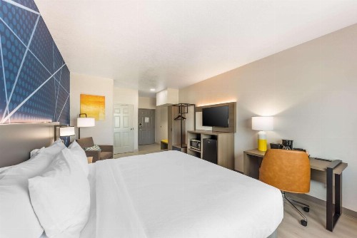Expo Inn and Suites - image 9