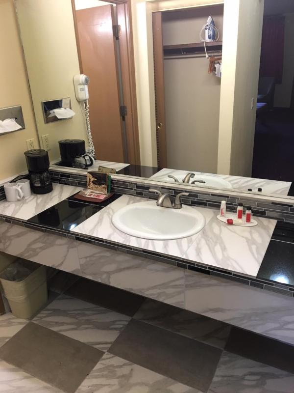 Days Inn by Wyndham Bend - image 5