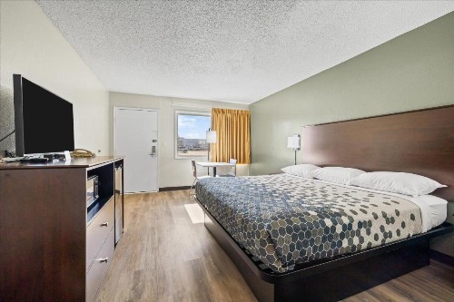 Econo Lodge Bend - image 11
