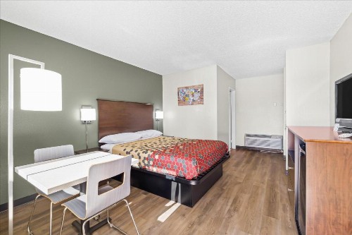 Econo Lodge Bend - image 14