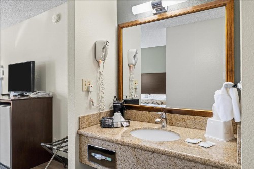 Econo Lodge Bend - image 2