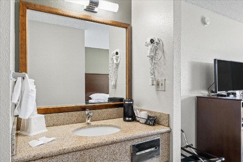 Econo Lodge Bend - image 25