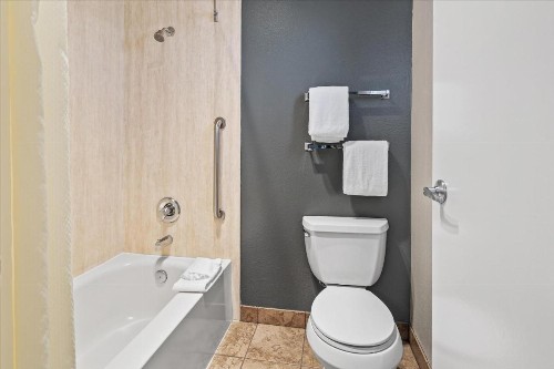 Econo Lodge Bend - image 27