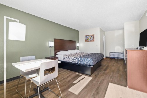 Econo Lodge Bend - image 5