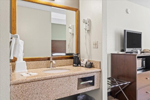 Econo Lodge Bend - image 9