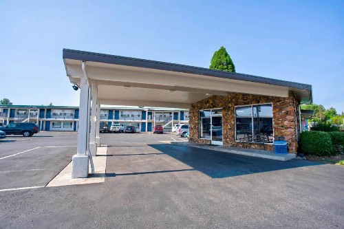 Motel 6-Bend OR - image 5