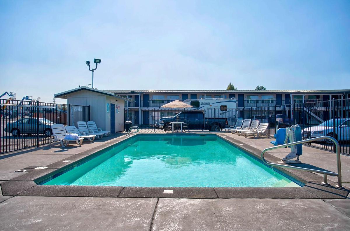 Motel 6-Bend OR - image 6