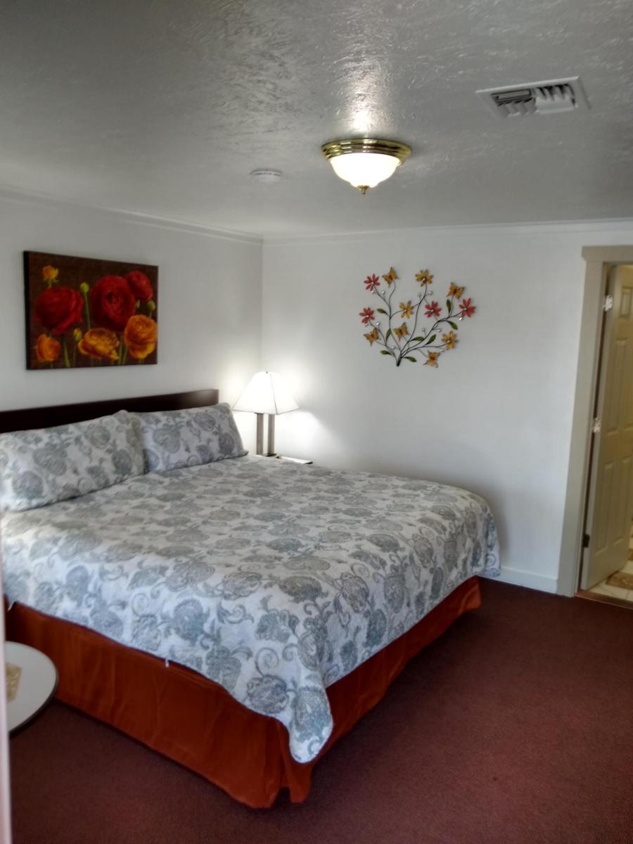 Holiday Motel Bend - image 2