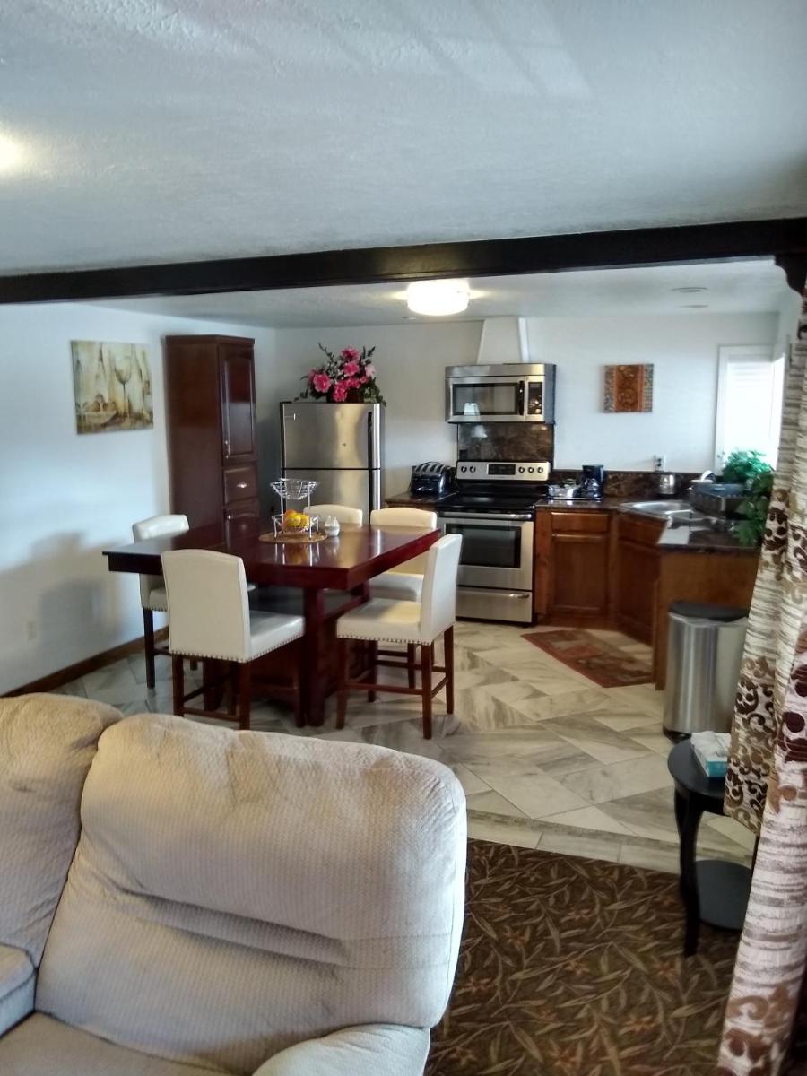 Holiday Motel Bend - image 3