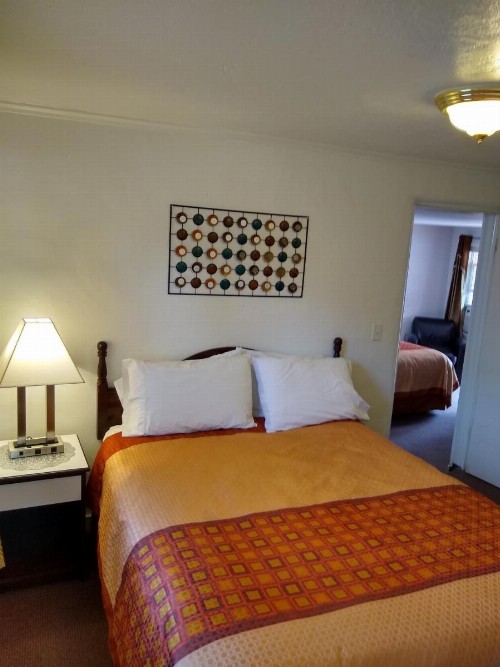 Holiday Motel Bend - image 43