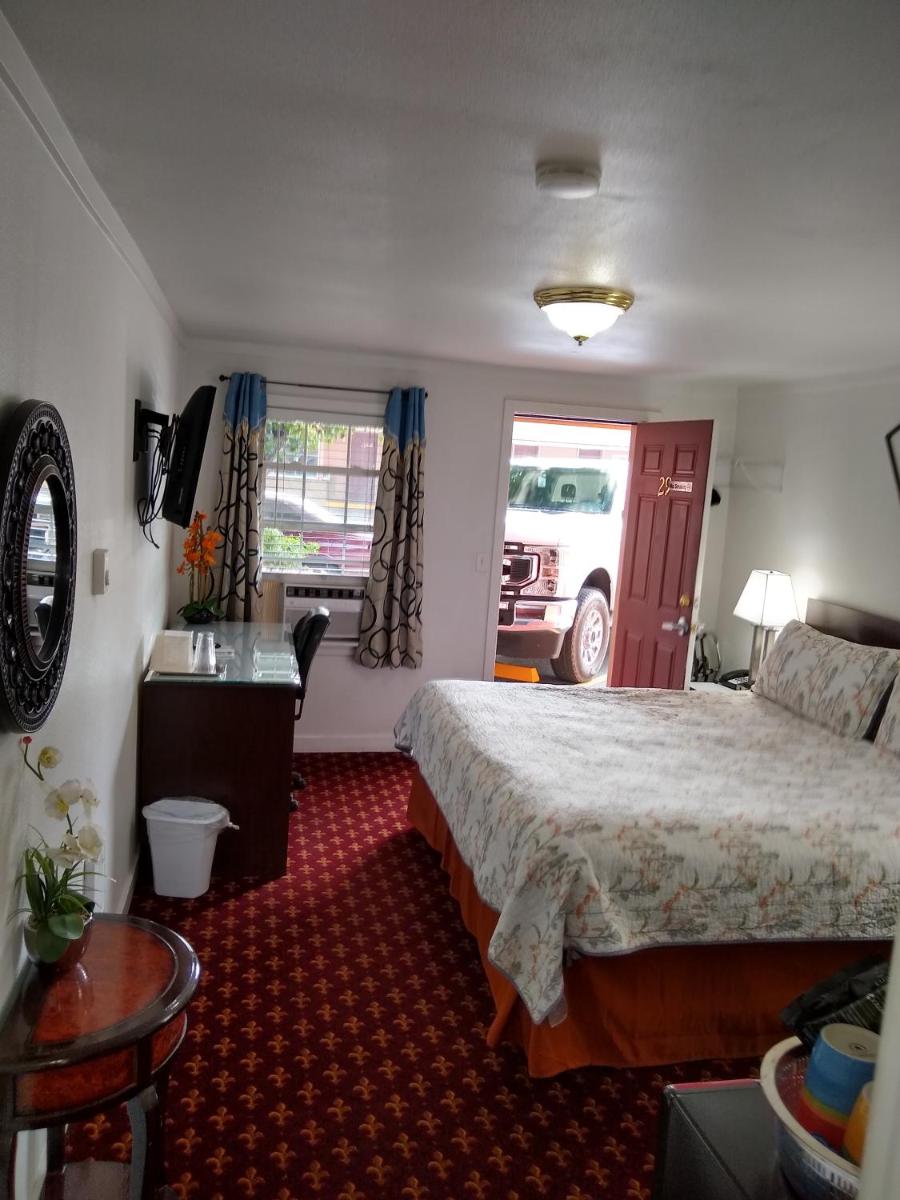 Holiday Motel Bend - image 6