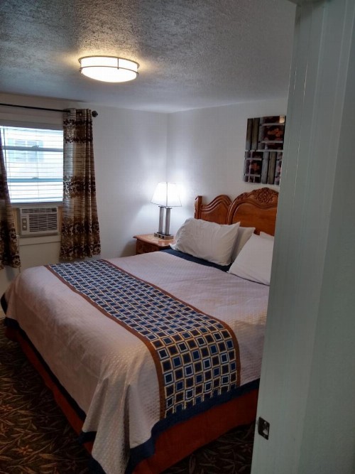 Holiday Motel Bend - image 9