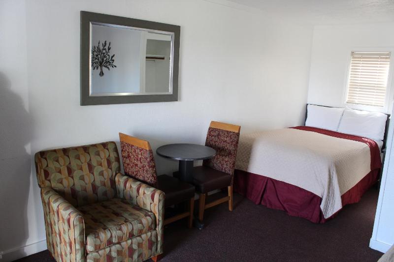 Chalet Motel - image 7